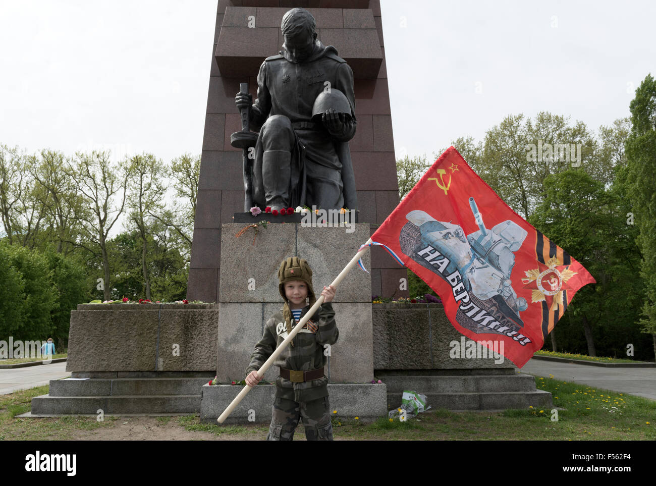 '08.05.2015, Berlin, Berlin, Germany - Soviet War Memorial Treptow, the 70th anniversary of the end of World War II that 9 May is considered in Russia as Victory Day over Nazi Germany, Mark has traveled with his parents all the way from Russia, he wears a Panzerfahrermuetze and proudly holds a banner with a T34 tank and the text in Russian ''to Berlin''. EBS150508D500CAROEX.JPG - NOT for SALE in G E R M A N Y, A U S T R I A, S W I T Z E R L A N D [MODEL RELEASE: NO, PROPERTY RELEASE: NO (c) caro photo agency / Schulz, http://www.caro-images.pl, info@carofoto.pl - In case of using the picture f Stock Photo