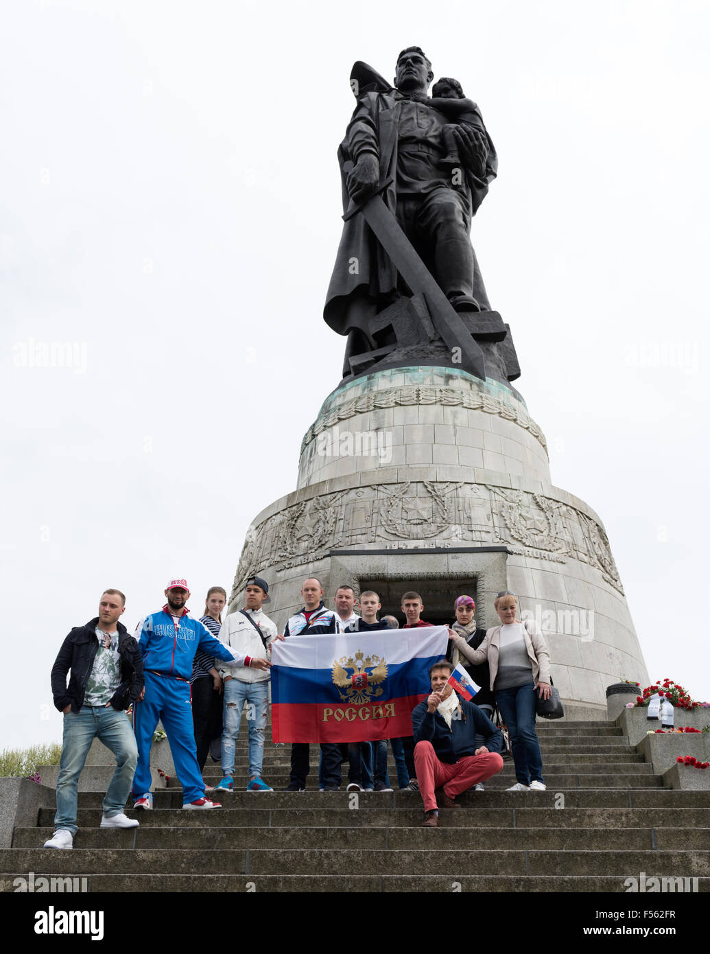 08.05.2015, Berlin, Berlin, Germany - Soviet War Memorial Treptow, 70th anniversary of the end of World War II that 9 May is considered in Russia as Victory Day over Nazi Germany, the sculpture ‰ Û ÏThe Befreier‰ Û Ï by Yevgeny Vuchetich is 12 meters high and 70 tons in weight, a group of Russian activists blocked access to the top during the bottom taking place wreath-laying ceremony by the Ambassador of Ukraine for a few minutes. EBS150508D520CAROEX.JPG - NOT for SALE in G E R M A N Y, A U S T R I A, S W I T Z E R L A N D [MODEL RELEASE: NO, PROPERTY RELEASE: NO (c) caro photo agency / Schul Stock Photo