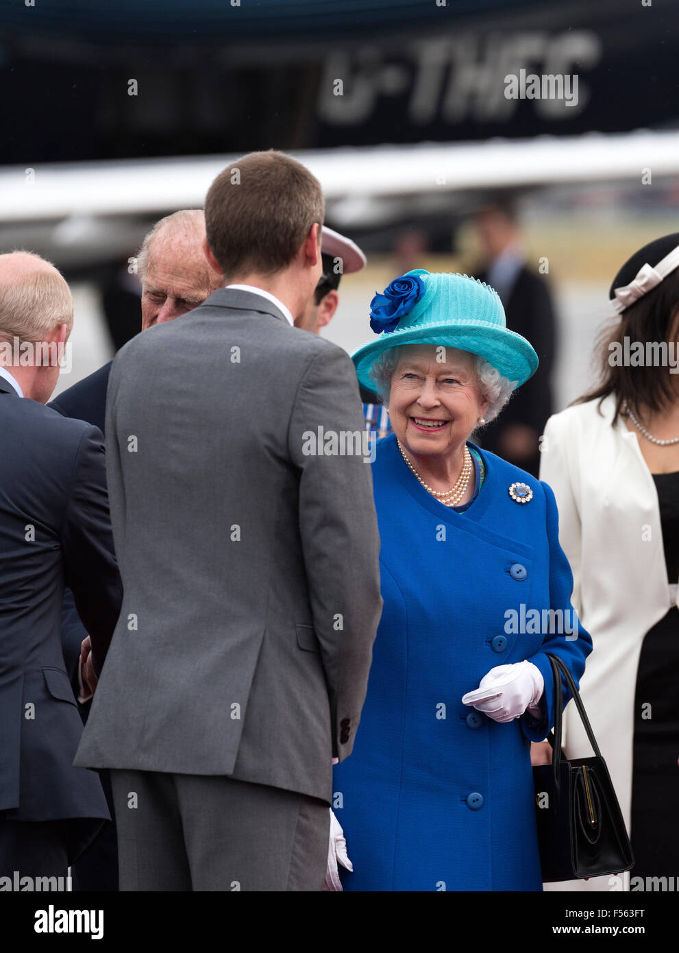 23.06.2015, Berlin, Berlin, Germany - Military part of Berlin's Tegel Airport. State visit of Queen Elizabeth II. In Germany. The monarch himself traveled in royal blue, with turquoise velvet hat dark blue flower. EBS150623D001CAROEX.JPG - NOT for SALE in G E R M A N Y, A U S T R I A, S W I T Z E R L A N D [MODEL RELEASE: NO, PROPERTY RELEASE: NO (c) caro photo agency / Schulz, http://www.caro-images.pl, info@carofoto.pl - In case of using the picture for non-journalistic purposes, please contact the agency - the picture is subject to royalty!] Stock Photo