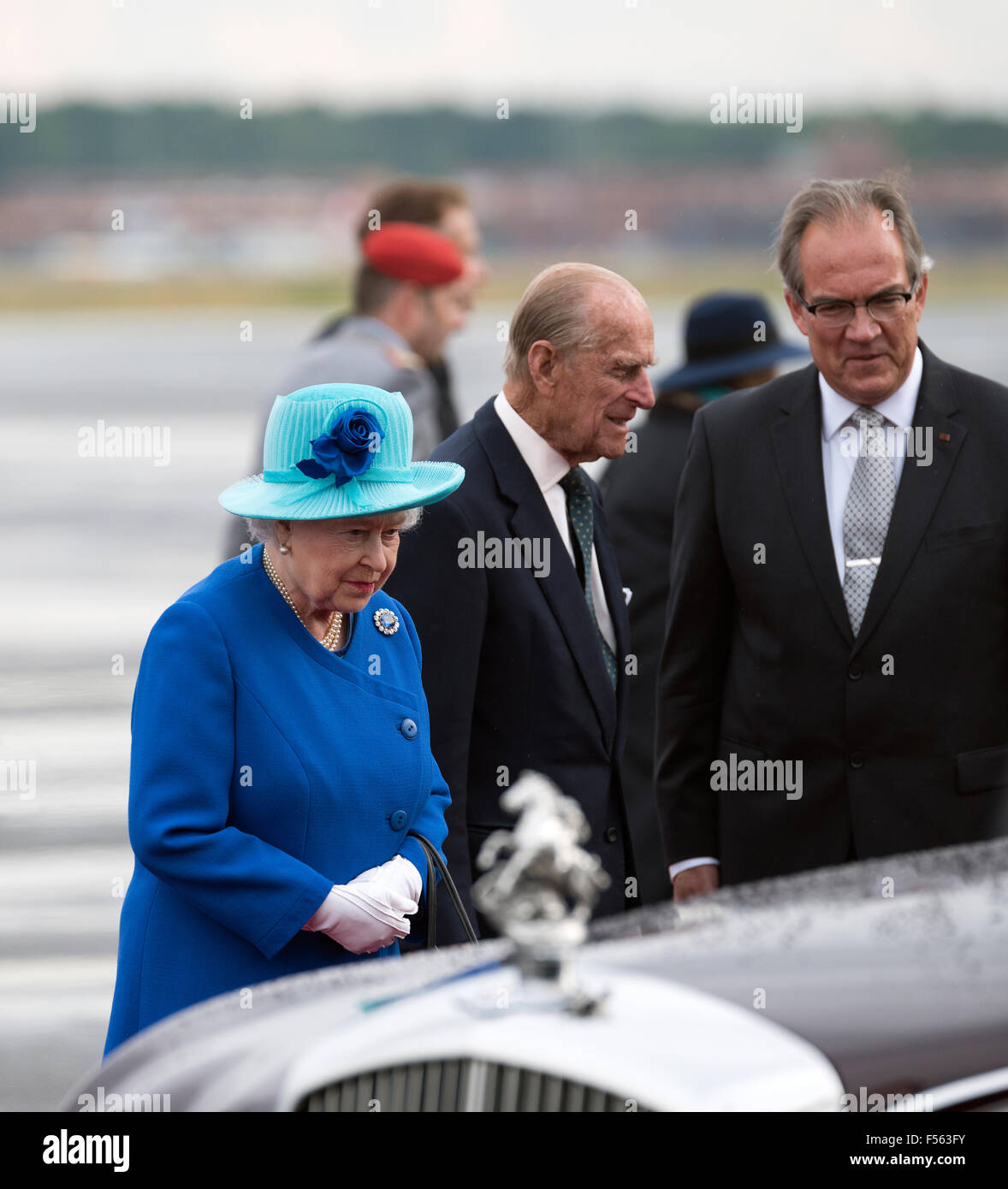 23.06.2015, Berlin, Berlin, Germany - Military part of Berlin's Tegel Airport. State visit of Queen Elisabeth II. And her husband HRH Prince Philip, Duke of Edinburgh, in Germany. The monarch himself traveled in royal blue, with turquoise velvet hat dark blue flower. EBS150623D002CAROEX.JPG - NOT for SALE in G E R M A N Y, A U S T R I A, S W I T Z E R L A N D [MODEL RELEASE: NO, PROPERTY RELEASE: NO (c) caro photo agency / Schulz, http://www.caro-images.pl, info@carofoto.pl - In case of using the picture for non-journalistic purposes, please contact the agency - the picture is subject to royal Stock Photo