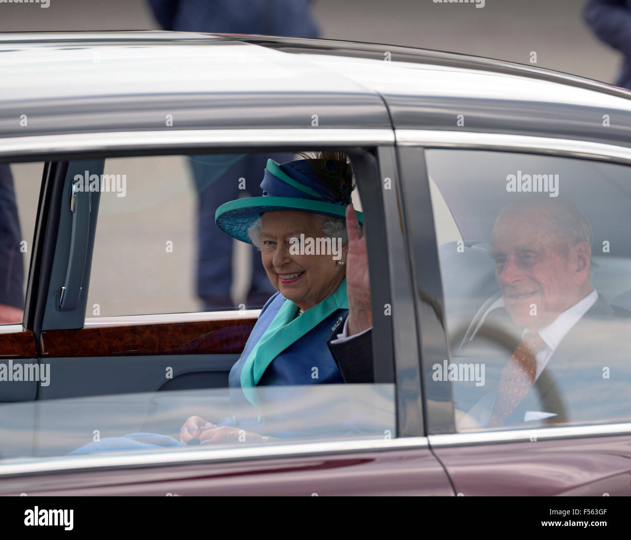 25.06.2015, Berlin, , Germany - Berlin-Tegel Airport North (military unit), arriving from Frankfurt / Main, Queen Elizabeth II. (89, born on April 21, 1926) with her husband His Royal Highness (HRH) Prince Philip (94), Duke of Edinburgh, in Germany. The bordeaux red Bentley State Limousine, the sovereign body of the British Queen is prepared with a seat cushion so that the 1.63 meters measured in Queen does not look less than its 1.88-meter-tall husband. EBS150625D005CAROEX.JPG - NOT for SALE in G E R M A N Y, A U S T R I A, S W I T Z E R L A N D [MODEL RELEASE: NO, PROPERTY RELEASE: NO (c) ca Stock Photo