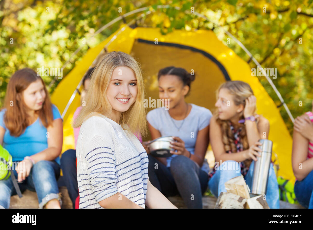 Children teen friends up close hi-res stock photography and images - Alamy