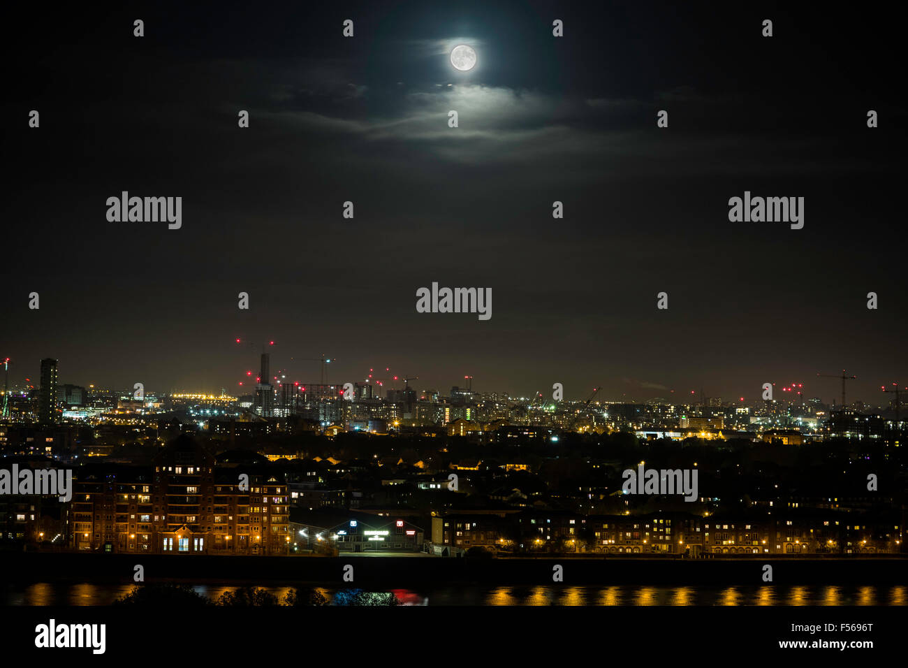 London, UK. 28th Oct, 2015. Moonrise over south east London urban landscape Credit:  Guy Corbishley/Alamy Live News Stock Photo