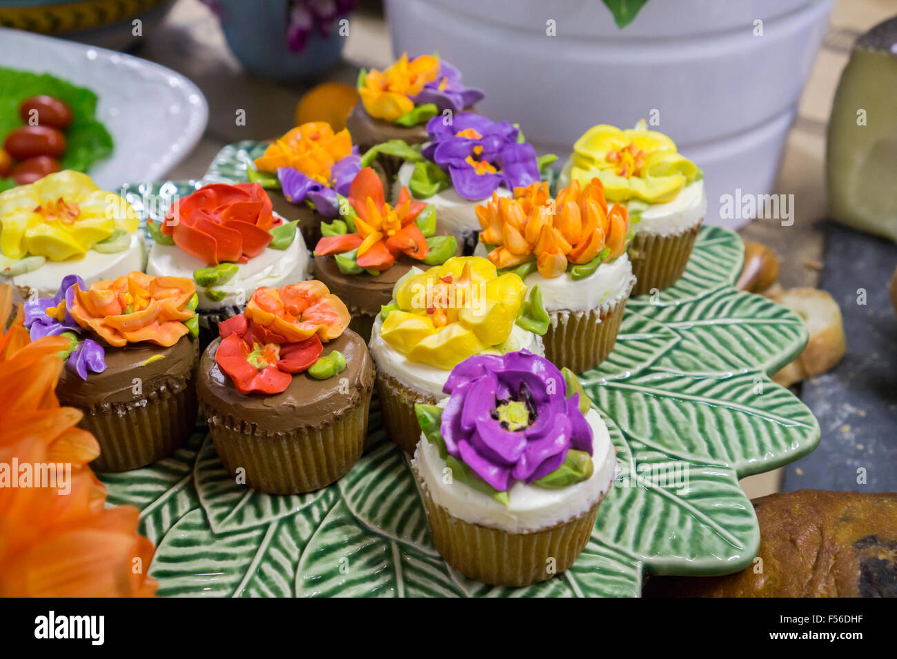 Floral Decorations On Cakes High Resolution Stock Photography And Images Alamy