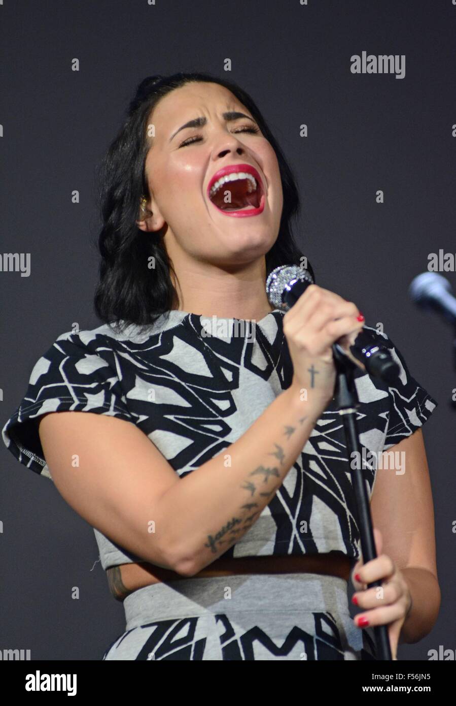 New York, NY, USA. 28th Oct, 2015. Demi Lovato at in-store appearance for  Meet the Musician: Demi Lovato CONFIDENT, The Apple Store Soho, New York,  NY October 28, 2015. Credit: Derek Storm/Everett, image size:899x1390