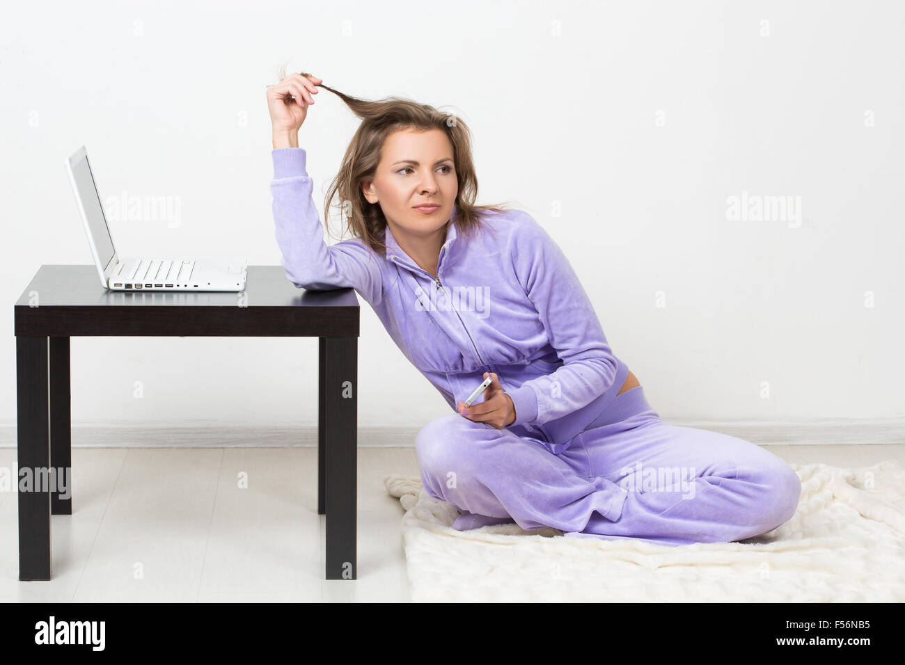 Woman distraught phone hi-res stock photography and images - Alamy