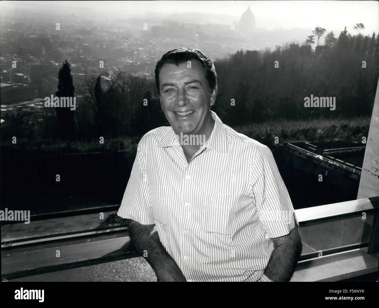 1972 - American actor Robert Taylor is in Rome to begin the film ''The vengeance of the mummy'' co-starring Anita Ekberg. OPS: Robert Taylor taken on his room of the Hilton Hotel. On the back the St. Peter Basilica. © Keystone Pictures USA/ZUMAPRESS.com/Alamy Live News Stock Photo