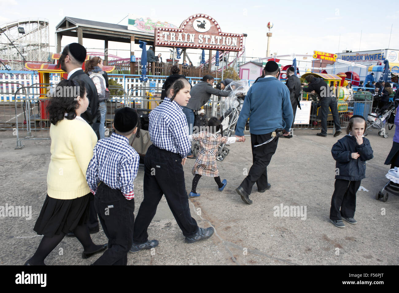 Jewish families hi-res stock photography and images - Alamy