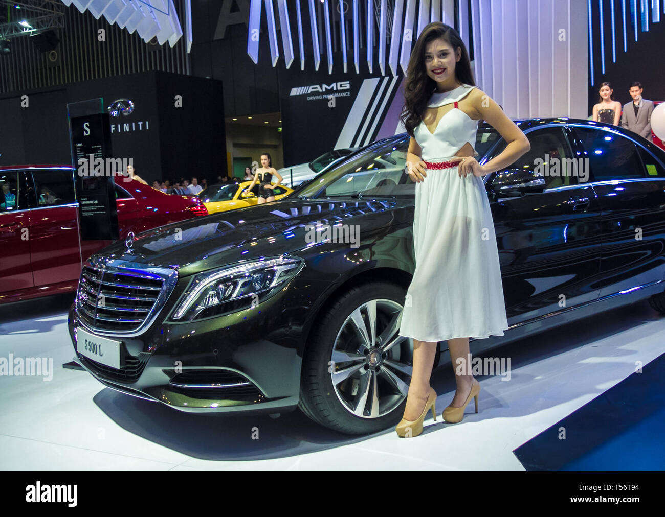 Ho Chi Minh City, Vietnam. 28th Oct, 2015. A model presents a Mercedes-Benz S500 L during the Vietnam Motor Show 2015 at Saigon Exhibition and Convention Centre in Ho Chi Minh city, Vietnam, Oct. 28, 2015. Vietnam Motor Show 2015, the biggest annual event of the Vietnamese auto industry, opens from Oct. 28 to Nov. 1. Credit:  Nguyen Le Huyen/Xinhua/Alamy Live News Stock Photo