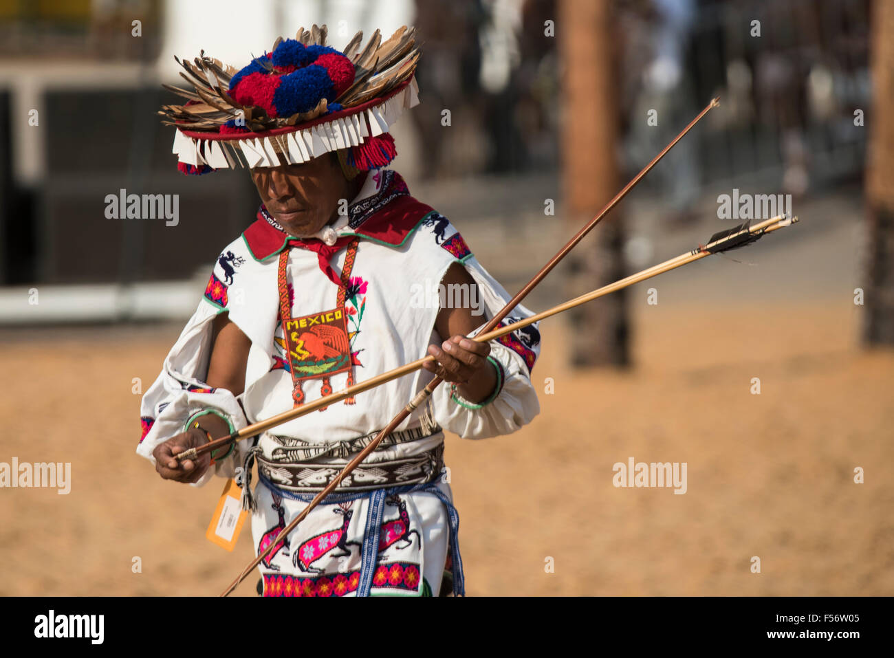 Palmas, Brtazil. 28th Oct, 2015. A Mexican contestant checks his arrows during the archery contest at the International Indigenous Games, in the city of Palmas, Tocantins State, Brazil. Credit:  Sue Cunningham Photographic/Alamy Live News Stock Photo