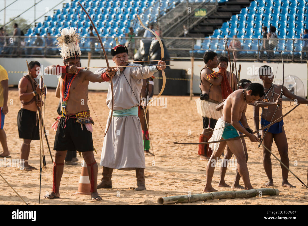 Palmas, Brtazil. 28th Oct, 2015. Brazilian, Mongolian and Phillippino indigenous archers practice during the International Indigenous Games, in the city of Palmas, Tocantins State, Brazil. Credit:  Sue Cunningham Photographic/Alamy Live News Stock Photo