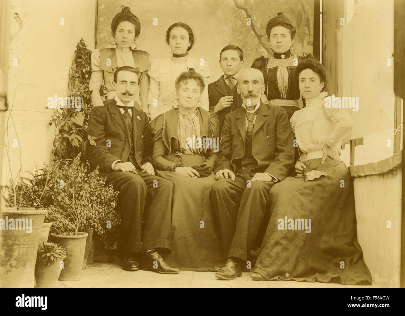 Family portrait italy hi-res stock photography and images - Alamy, image size:1300x1013