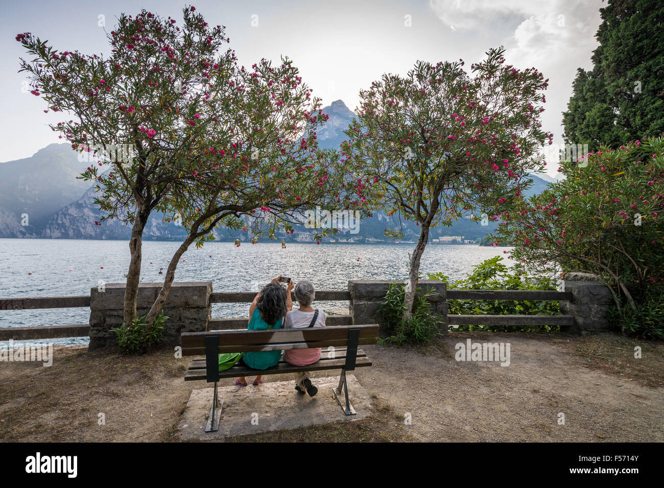 Lakeside promenade limone sul garda hi-res stock photography and images ...