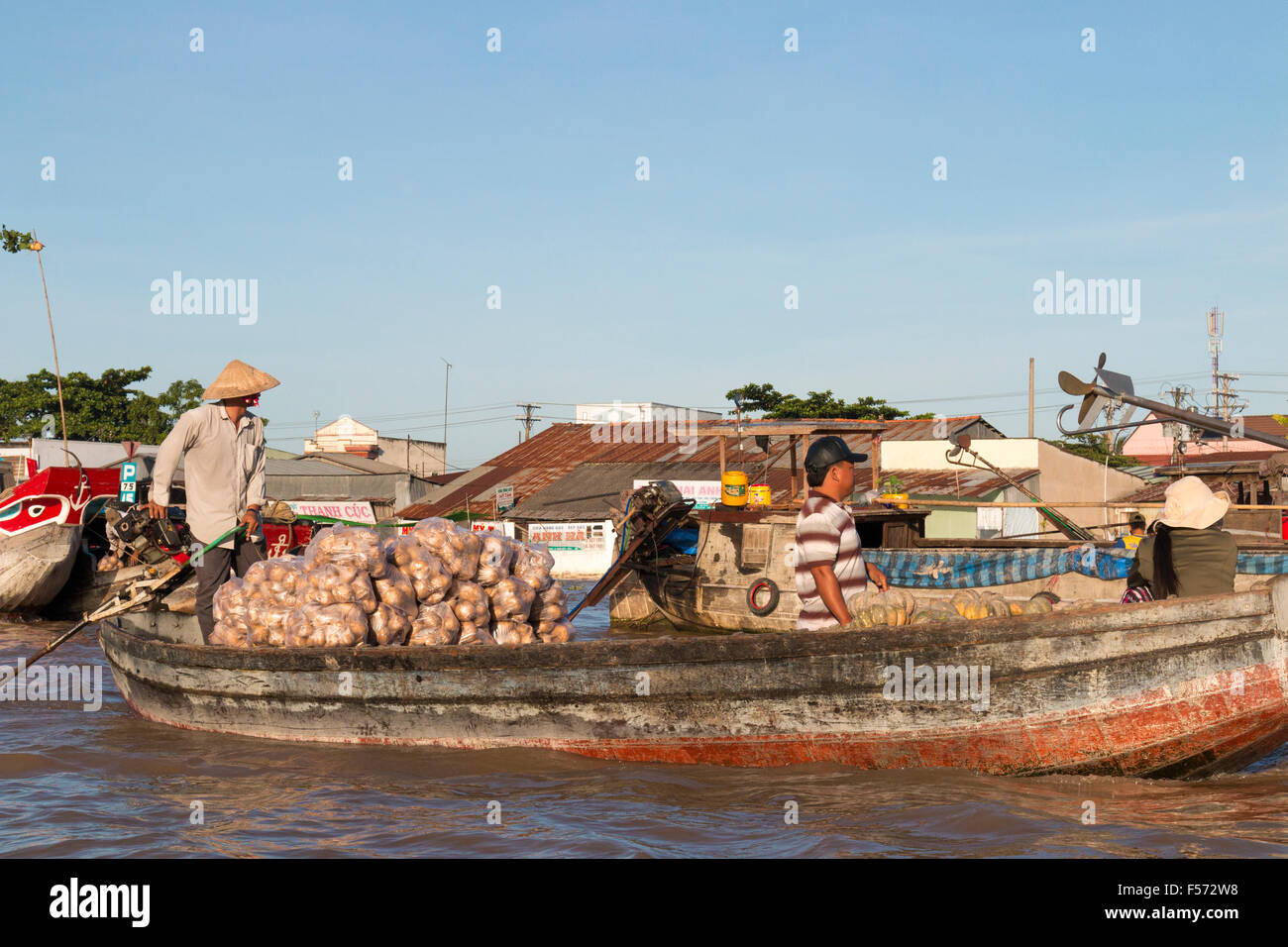 vietnamese boats and men women workers at Cai Rang floating markets to ...