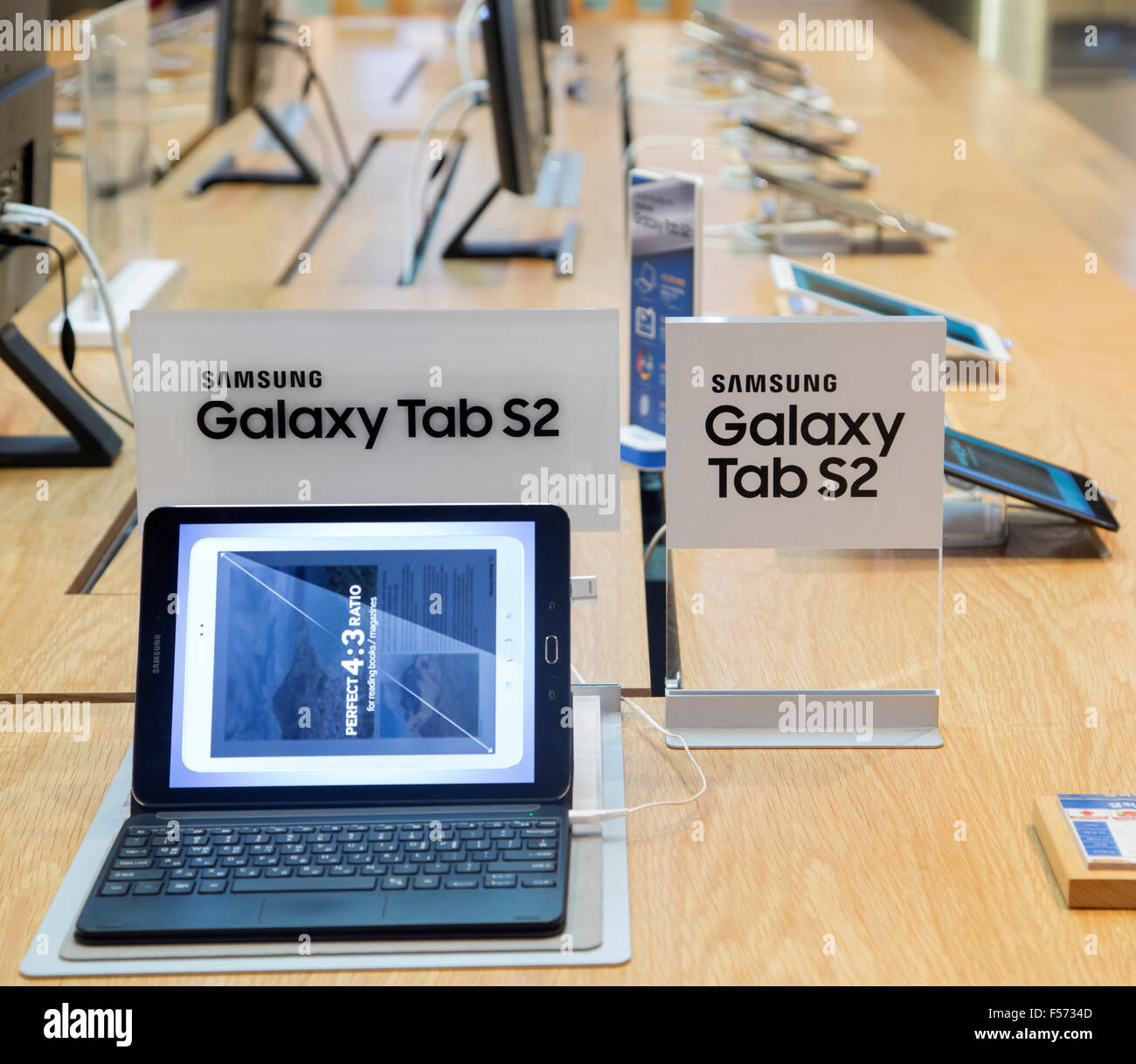 Seoul, South Korea. 29th Oct, 2015. Samsung Electronics, Oct 29, 2015 : Samsung Electronics' Galaxy Tab S2 devices are displayed at Samsung headquarters in Seoul, South Korea. Samsung Electronics said on Thursday its net profit soared about 30 percent on-year in the third quarter, supported by chip sales and foreign exchange rates, local media reported. Credit:  Lee Jae-Won/AFLO/Alamy Live News Stock Photo
