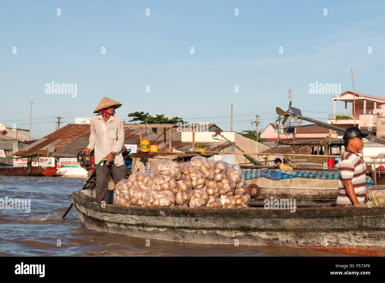 vietnamese boats and men women workers at Cai Rang floating markets to ...