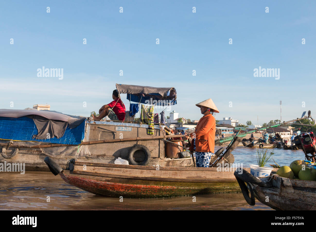 vietnamese boats and men women workers at Cai Rang floating markets to ...