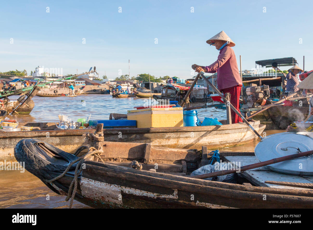 vietnamese boats and men women workers at Cai Rang floating markets to ...