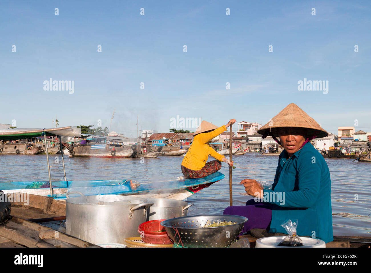 vietnamese boats and men women workers at Cai Rang floating markets to ...