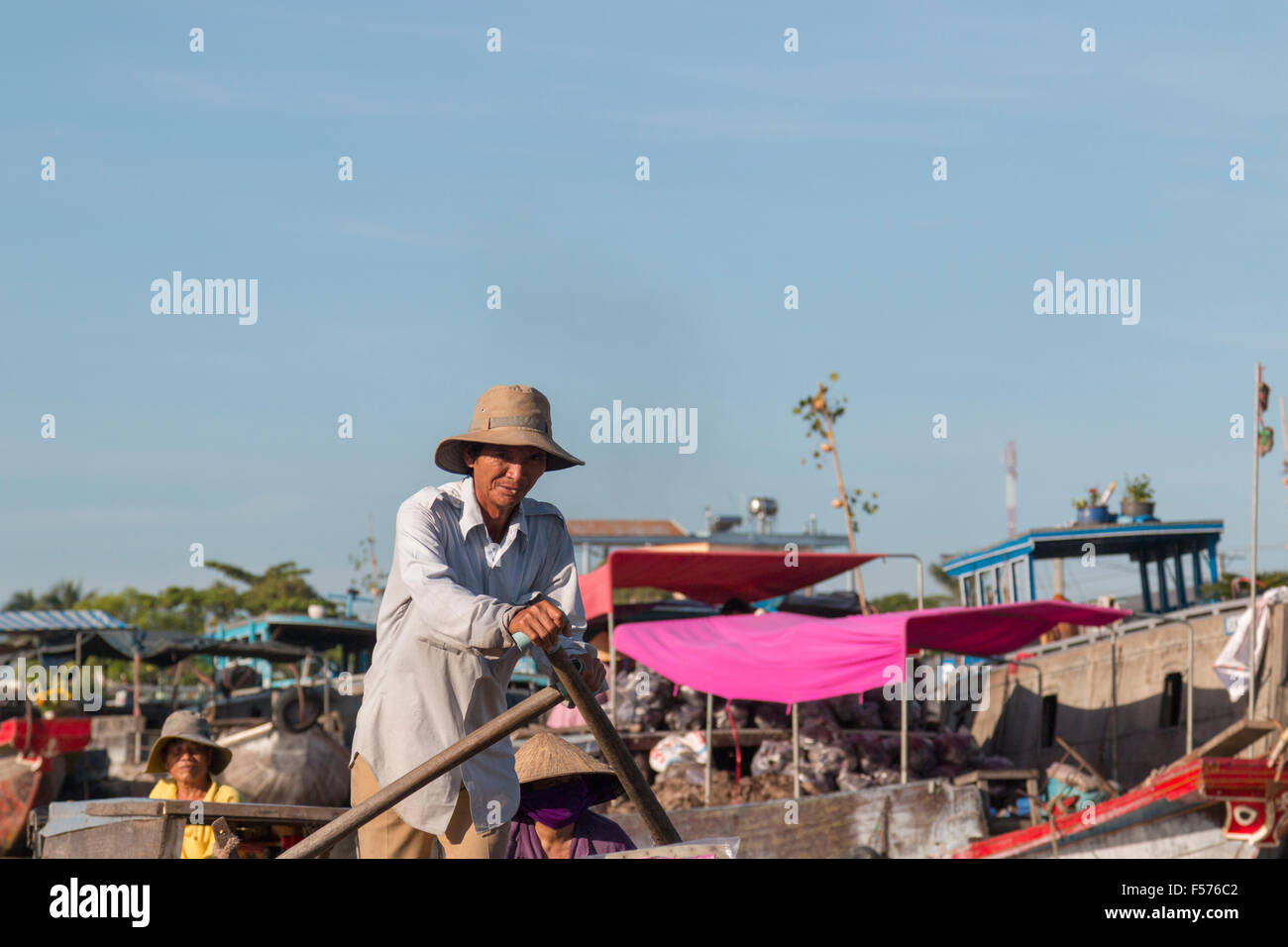 vietnamese boats and men women workers at Cai Rang floating markets to ...