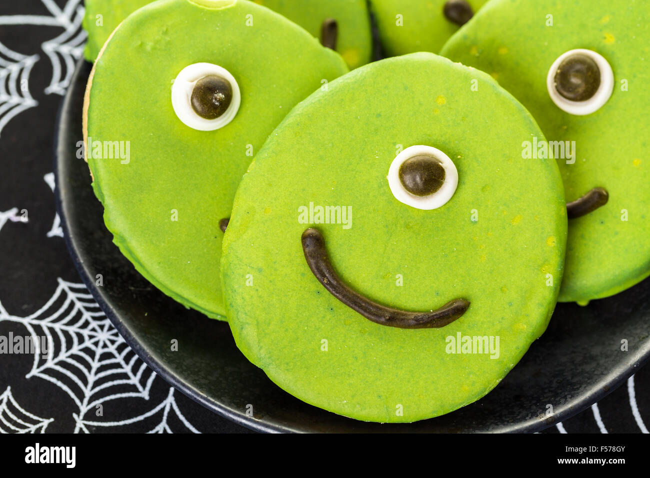 Alien cookies with green icing prepared as Halloween treats Stock Photo ...