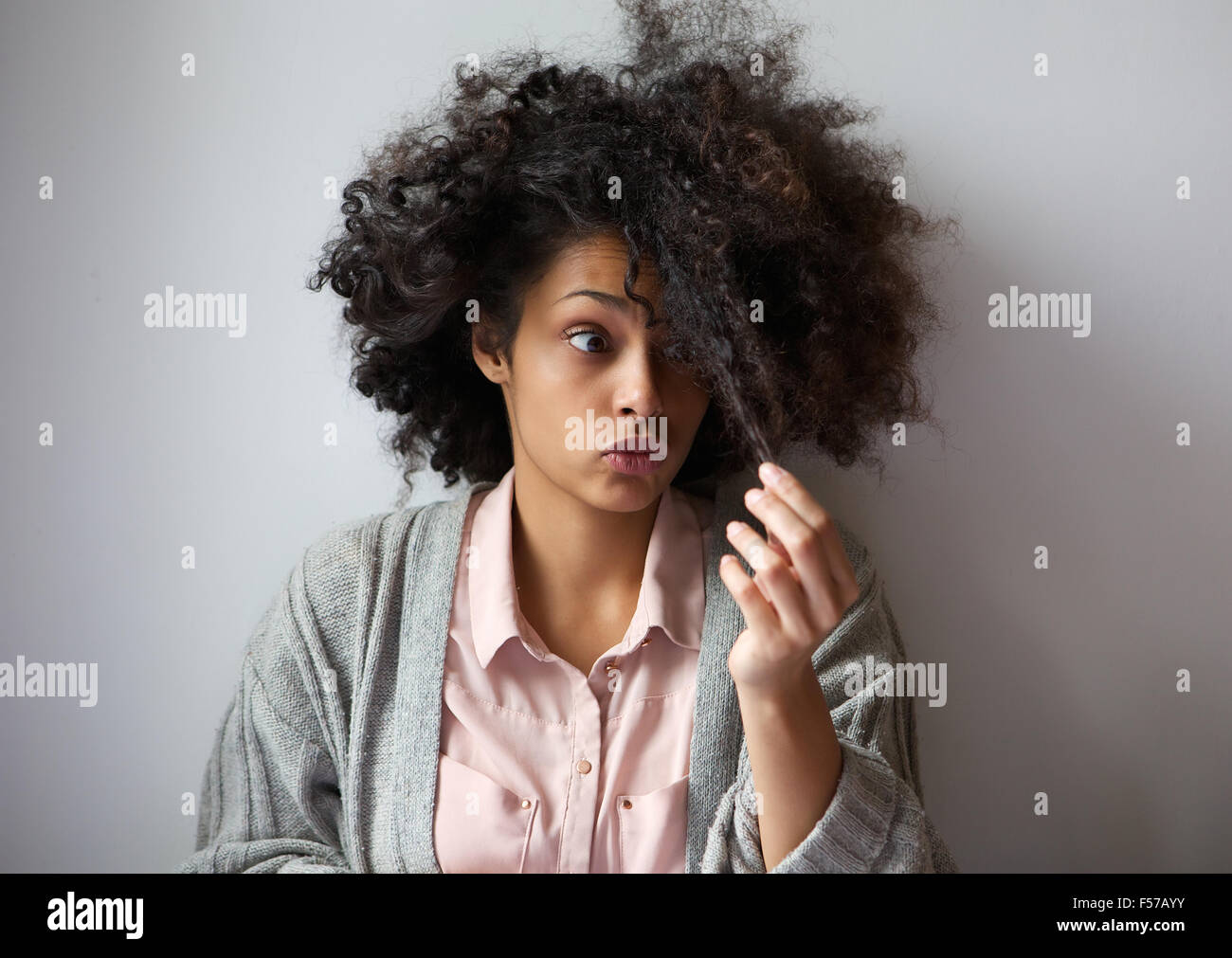 Close up portrait of a cute african american girl with afro hairstyle ...