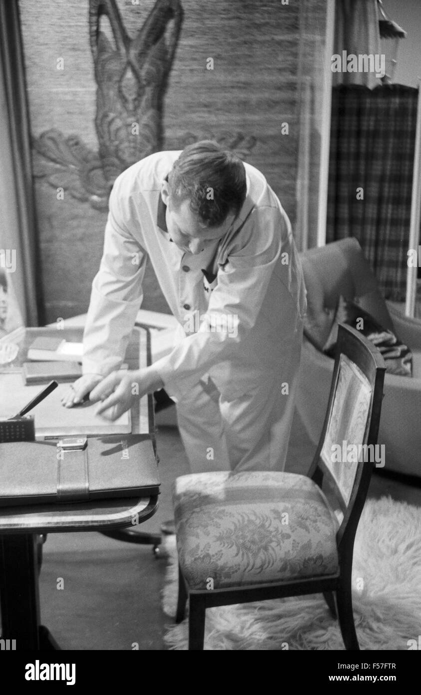Der deutsche Schauspieler Hansjörg Felmy am Set einer Fernsehproduktion, Deutschland 1960er Der deutsche Schauspieler Hansjörg Felmy am Set einer Fernsehproduktion, Deutschland 1960er