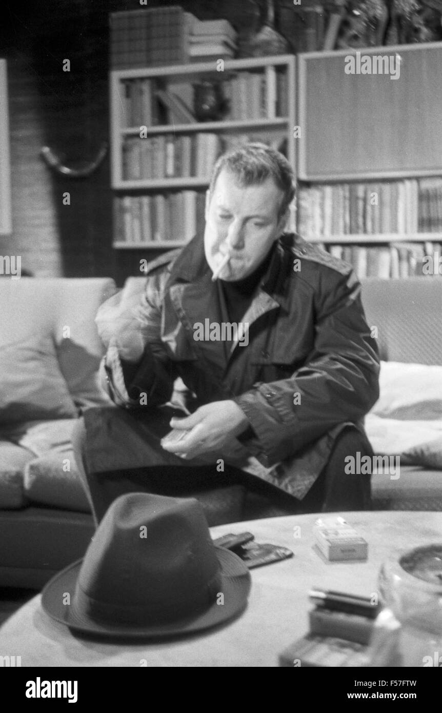 Der deutsche Schauspieler Hansjörg Felmy am Set einer Fernsehproduktion, Deutschland 1960er Der deutsche Schauspieler Hansjörg Felmy am Set einer Fernsehproduktion, Deutschland 1960er
