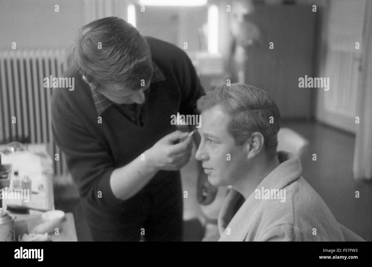Der deutsche Schauspieler Hansjörg Felmy beim Makeup einer Fernsehproduktion, Deutschland 1960er Der deutsche Schauspieler Hansjörg Felmy beim Makeup einer Fernsehproduktion, Deutschland 1960er