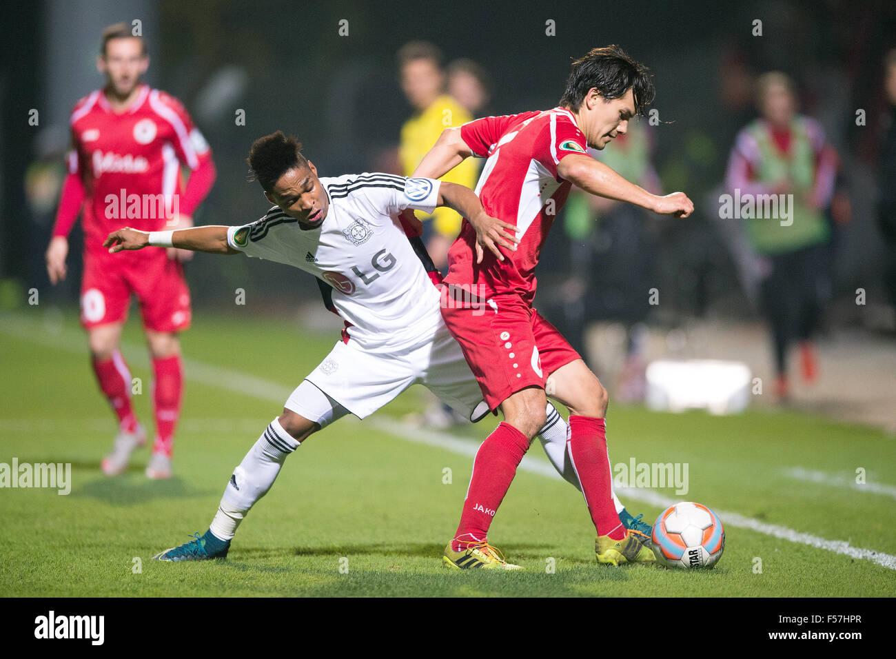 Cologne, Germany. 28th Oct, 2015. Leverkusen's Wendell (L) and Koeln's Tim Jerat vie for the ball during the DFB Cup match between Viktoria Koeln and Bayer Leverkusen in Sportpark Hoehenberg in Cologne, Germany, 28 October 2015. Photo: MARIUS BECKER/dpa/Alamy Live News Stock Photo