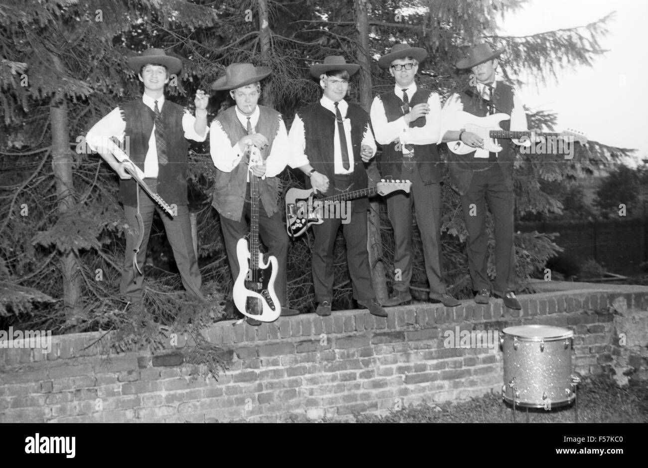 Deutsche Beatband "The Lonelies" im Garten, Deutschland 1960er Jahre. German  beat band "The Lonelies" at the garden, Germany 1960s. 24x36swNeg67 Stock  Photo - Alamy