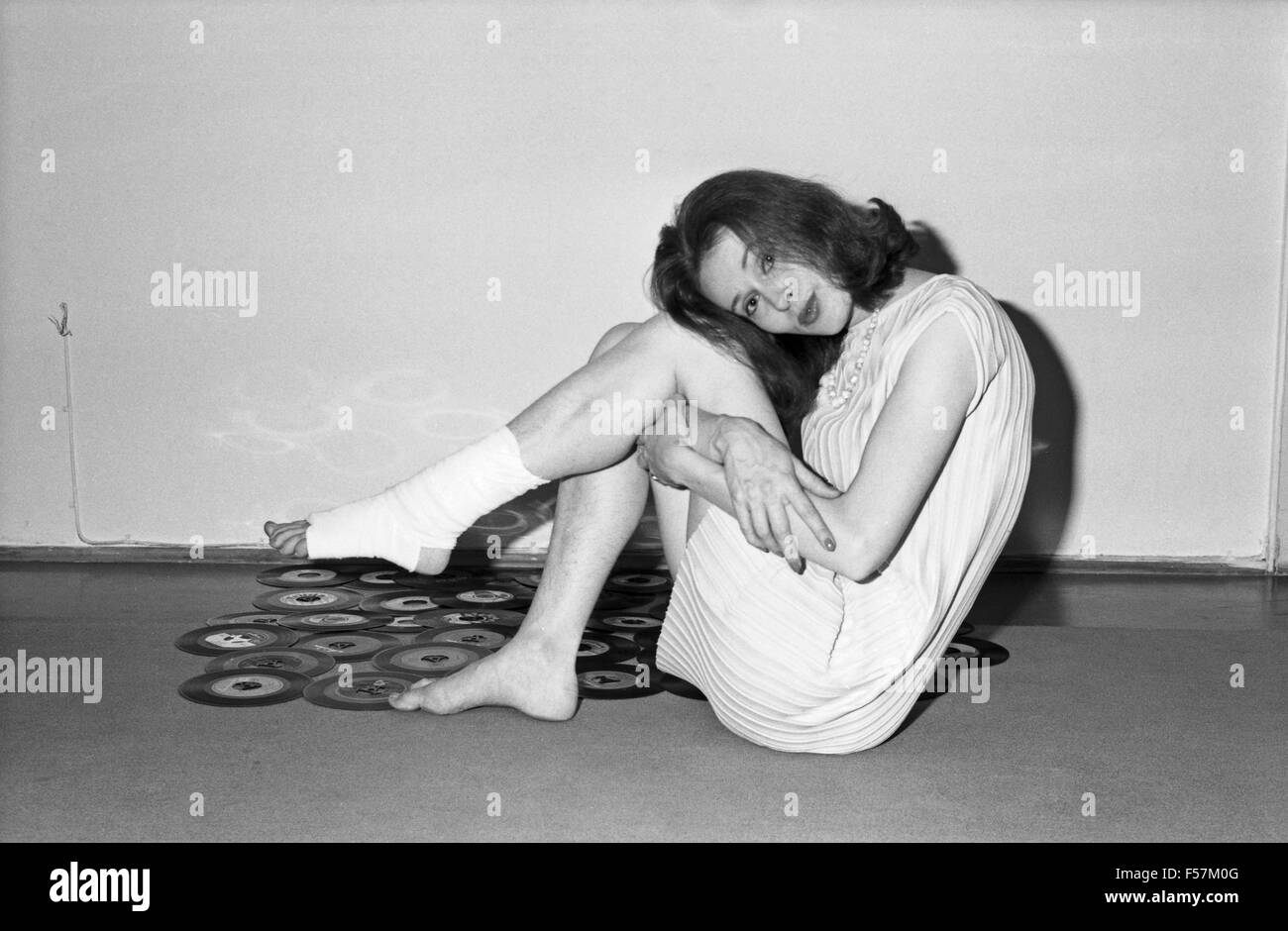 Österreichische Schauspielerin Linny Claudius mit einem Verband, Deutschland 1960er Jahre. Austrian actress Linny Claudius wearing a bandage, Germany 1960s. 24x36swNeg79 Stock Photo