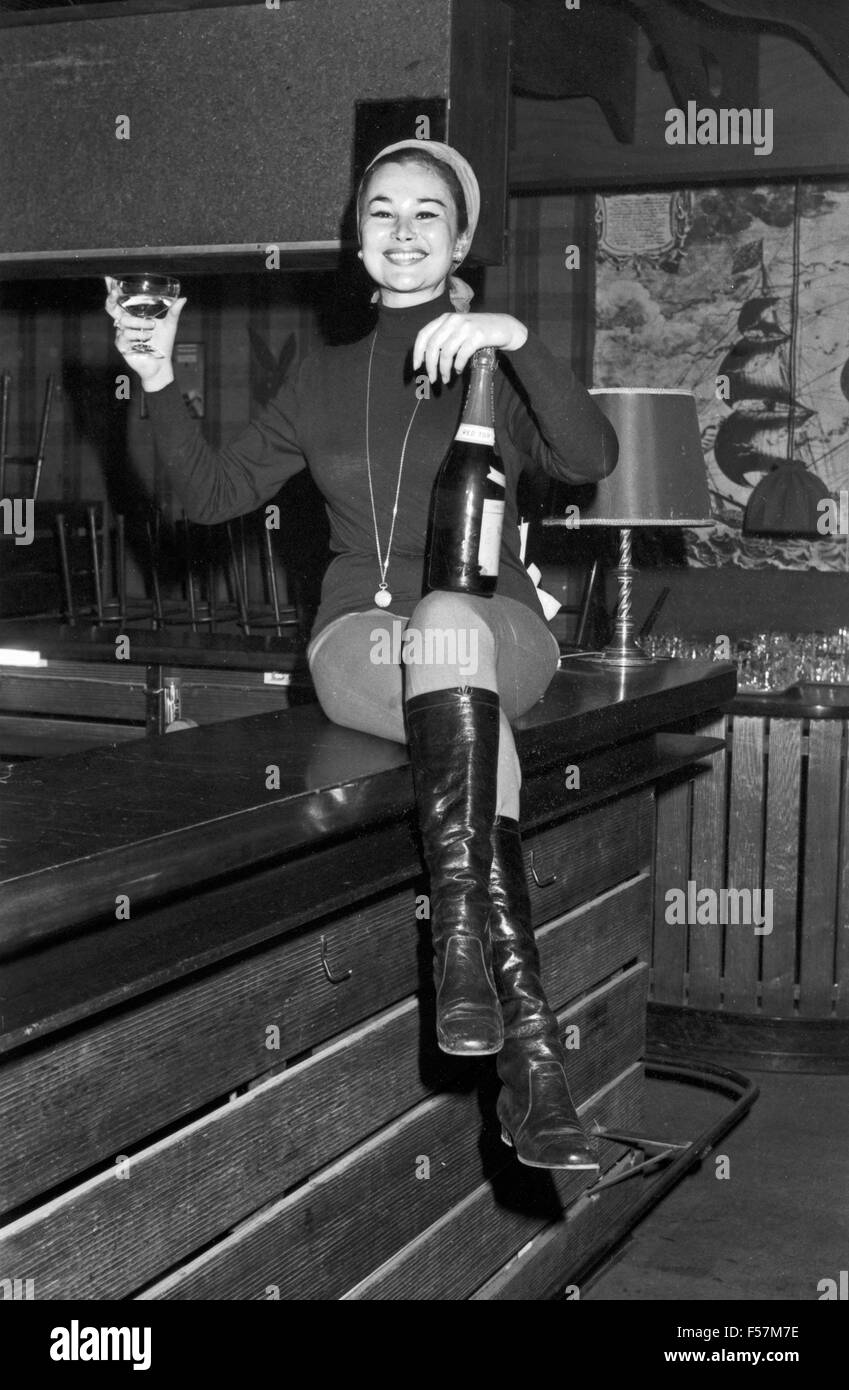 Deutsche Schauspielerin Evi Kent trinkt einen Sekt an der Bar, Deutschland 1960er Jahre. German actress Evi Kent having a glass of sparkling wine, Germany 1960s. 24x36swNeg89 Stock Photo