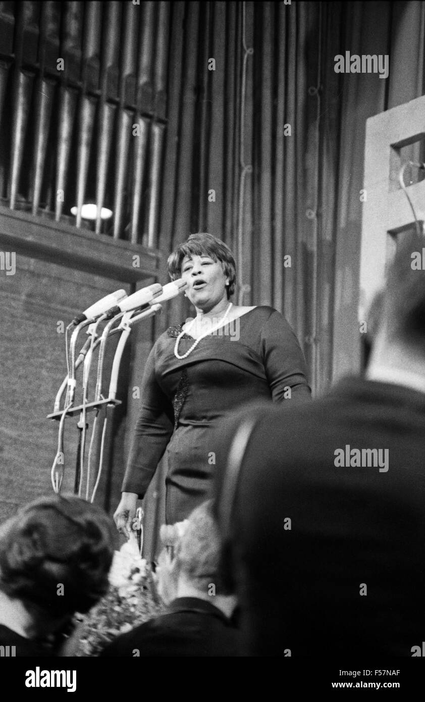 Bambi Preisverleihung im Herkules Saal der Münchner Residenz am 22. Januar 1967: Ella Fitzgerald. 24x36swNeg105 Stock Photo