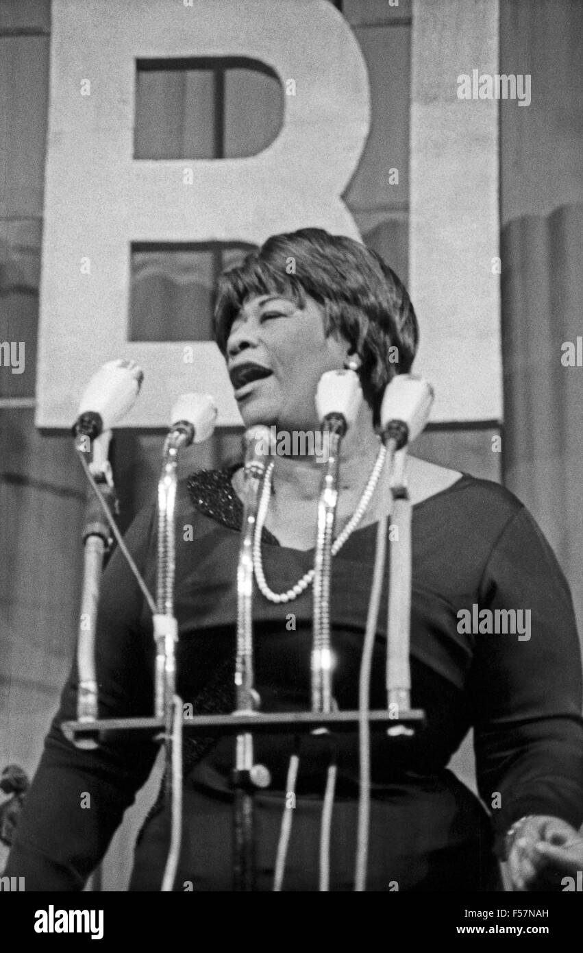 Bambi Preisverleihung im Herkules Saal der Münchner Residenz am 22. Januar 1967: Ella Fitzgerald. 24x36swNeg105 Stock Photo