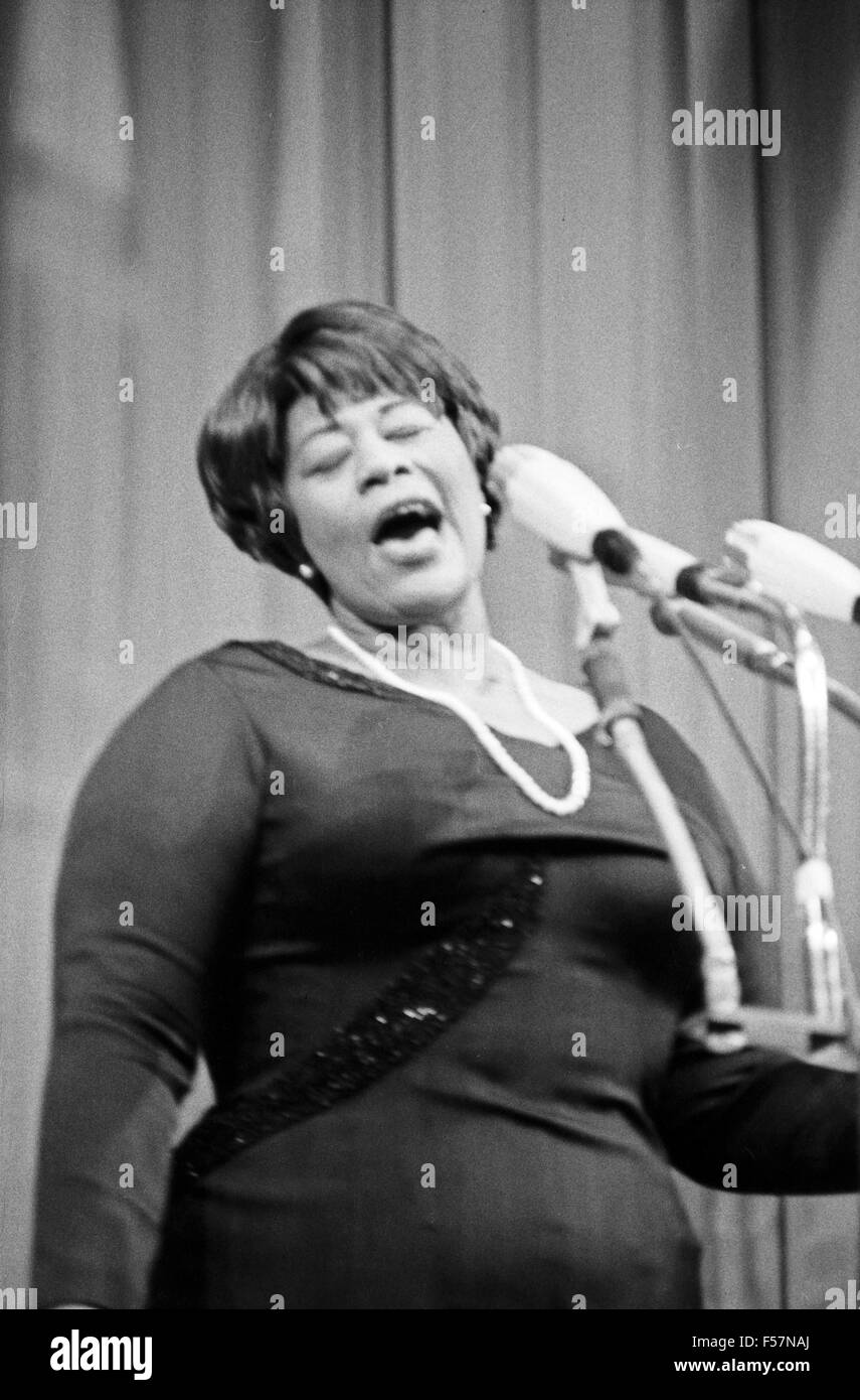 Bambi Preisverleihung im Herkules Saal der Münchner Residenz am 22. Januar 1967: Ella Fitzgerald. 24x36swNeg105 Stock Photo