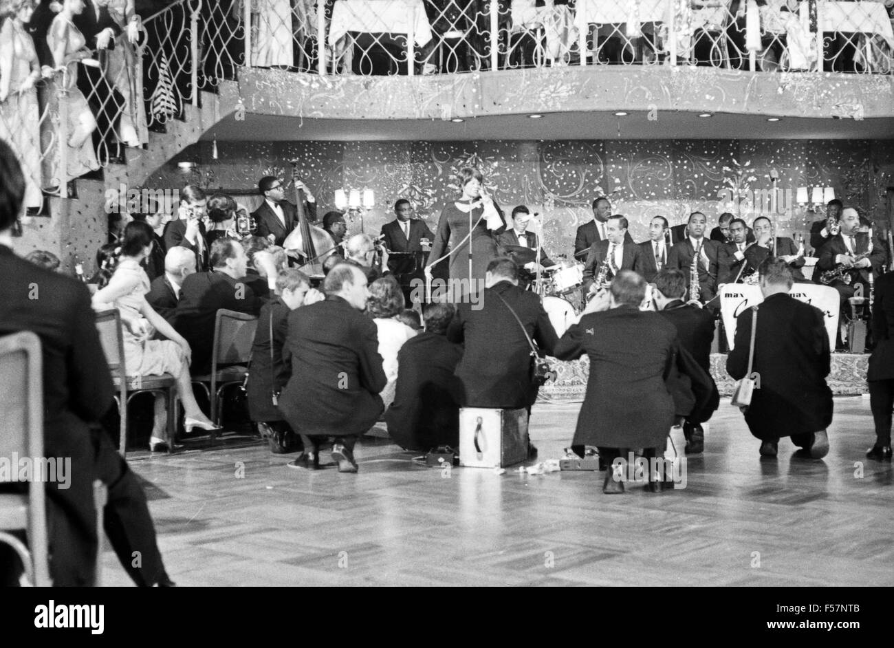 Auf dem Burda Ball Bal Pare in München am 21. Januar 1967: Ella Fitzgerald singt. 24x36swNeg109 Stock Photo