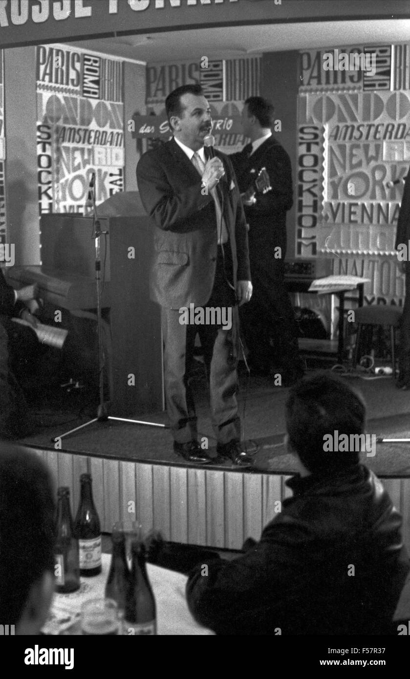 Der Radiomoderator Günther Kresin, Deutschland 1960er Jahre. Radio ...