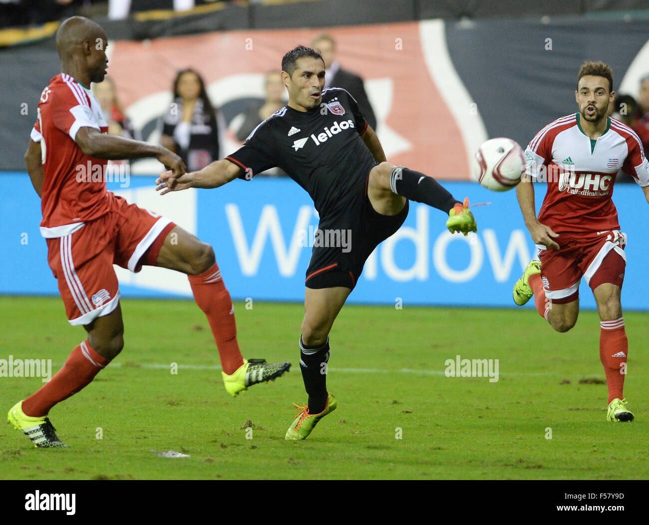 Washington, DC, USA. 28th Oct, 2015. 20151028 - D.C. United forward FABIAN ESPINDOLA (10) takes a shot with the outside of his left foot, between two New England Revolution players, in the second half at RFK Stadium in Washington. © Chuck Myers/ZUMA Wire/Alamy Live News Stock Photo