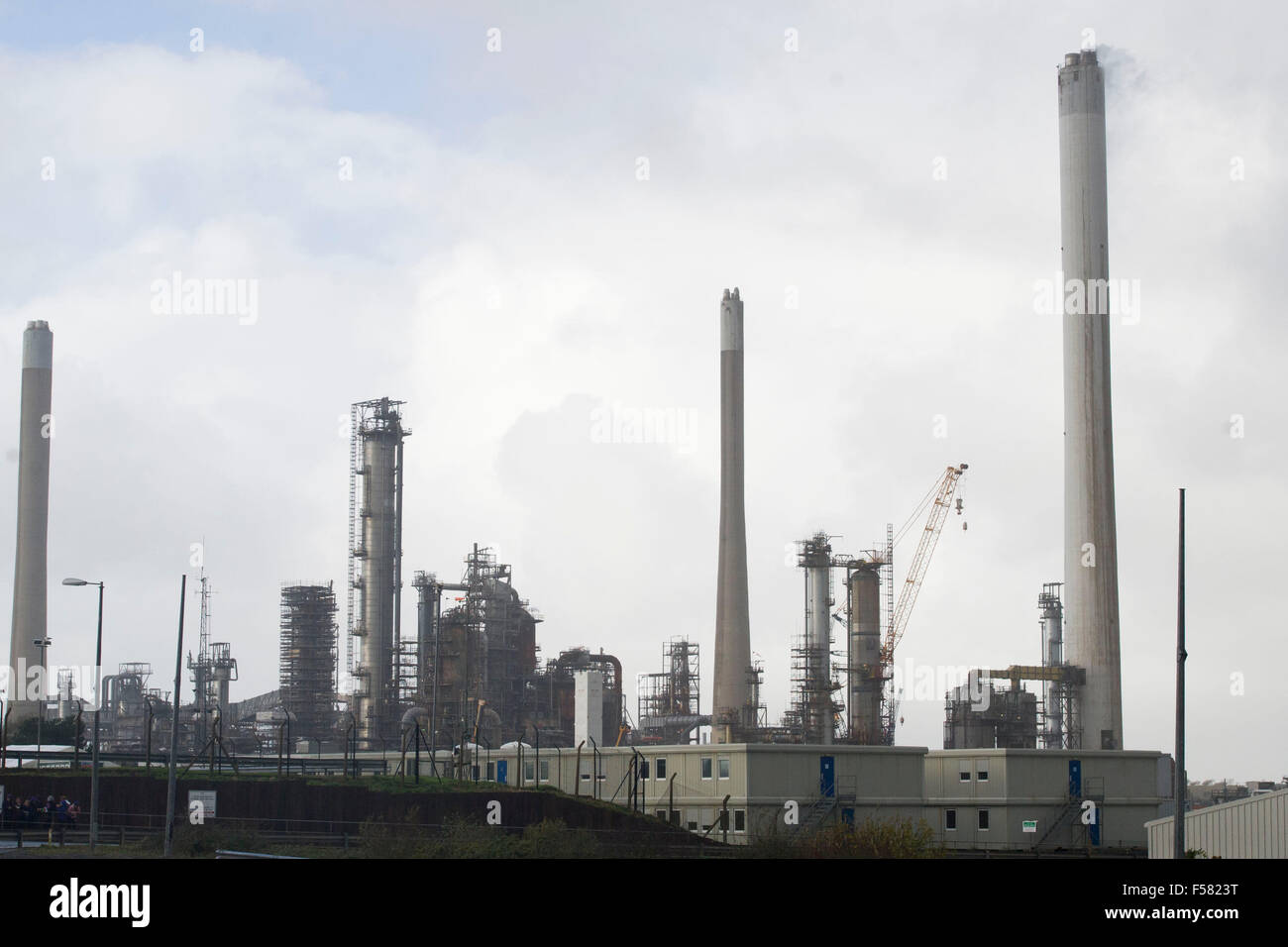 Valero Pembroke oil refinery in Pembrokeshire, Dyfed Stock Photo Alamy