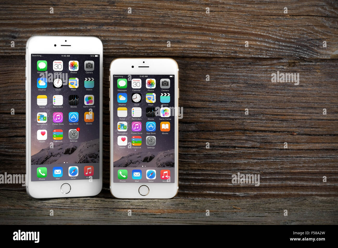 The size difference iPhone 6 and iPhone 6 Plus Stock Photo - Alamy