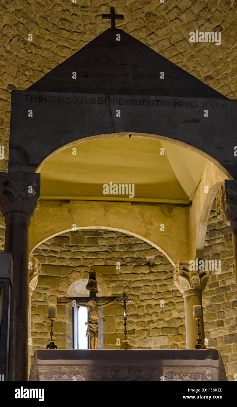 Romanesque apse detail columns hi-res stock photography and images - Alamy