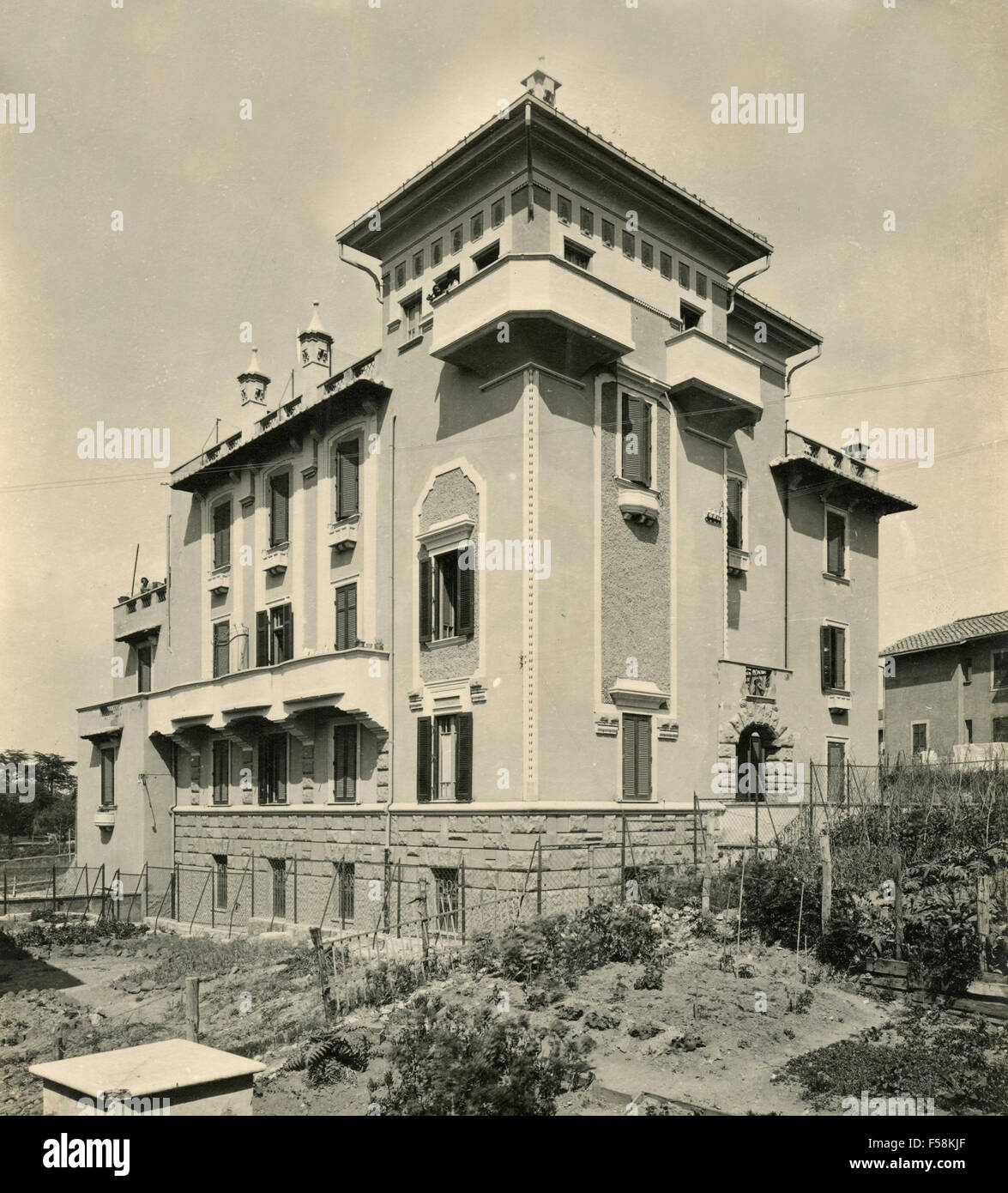 A building in the district Garbatella, Rome, Italy Stock Photo - Alamy