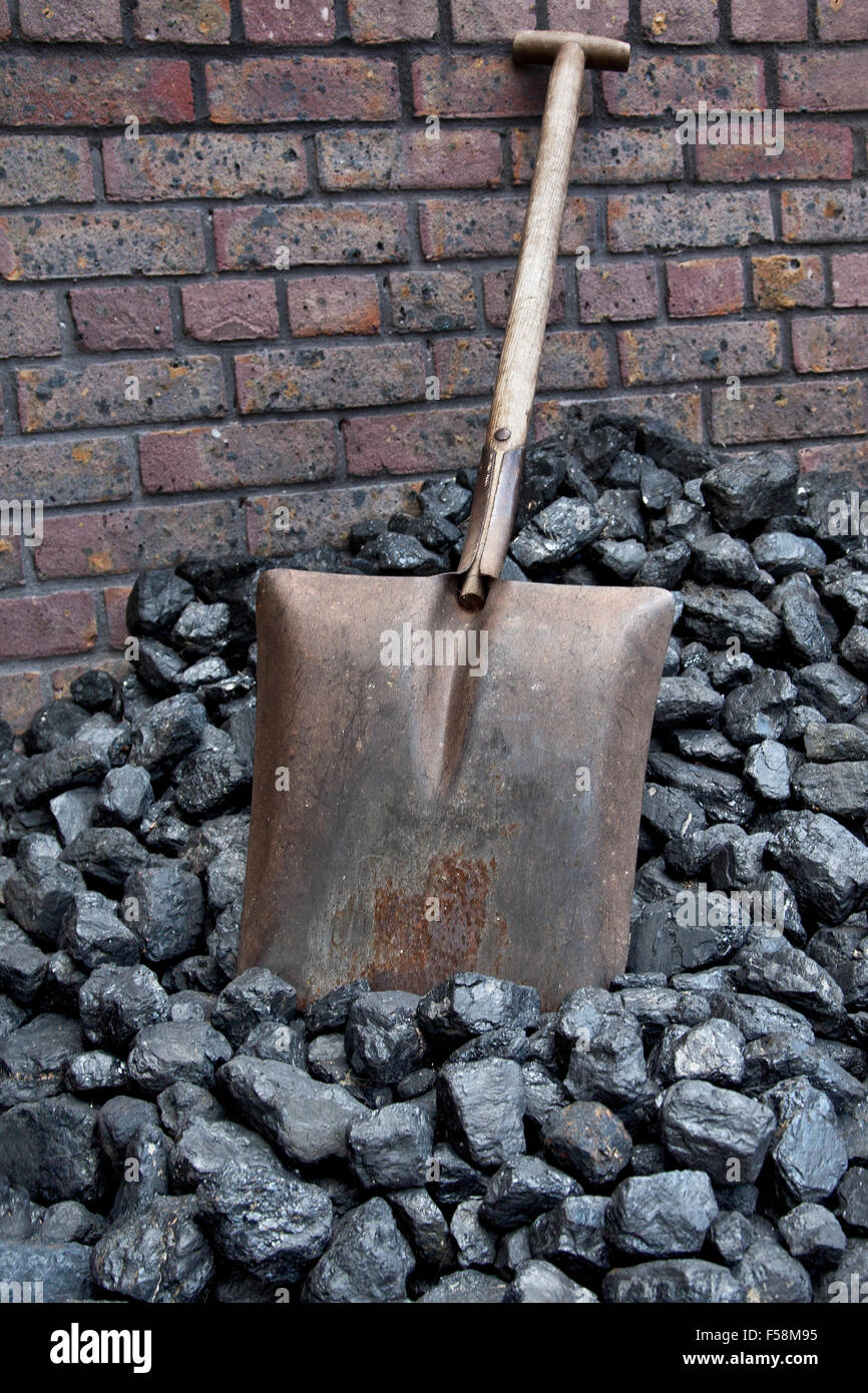 Coal Shovel High Resolution Stock Photography and Images Alamy
