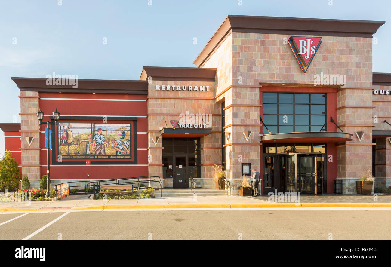 BJs brewhouse and restaurant in central shopping street in Virginia Gateway Shopping Center, Gainesville, Virginia, USA Stock Photo
