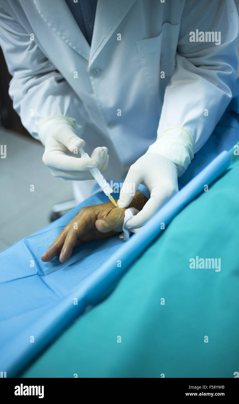 Dr Injecting Injecting stem cells hi-res stock photography and images - Alamy