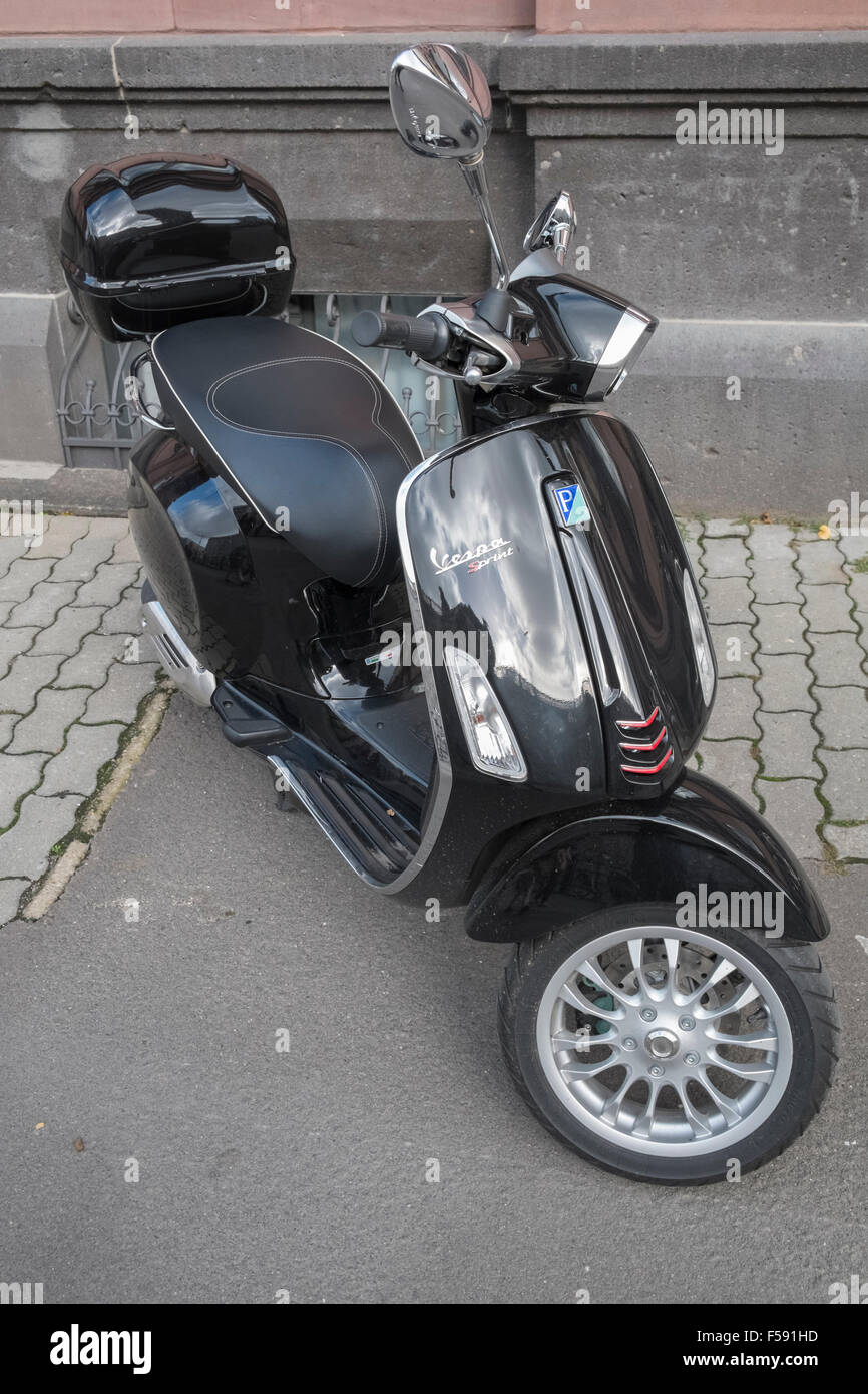 Black vespa hi-res stock photography and images - Alamy