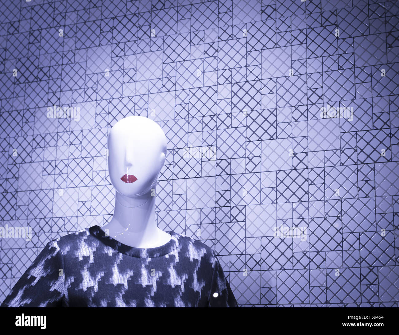 Shop dummy fashion mannequin in store boutique shop window photo Stock