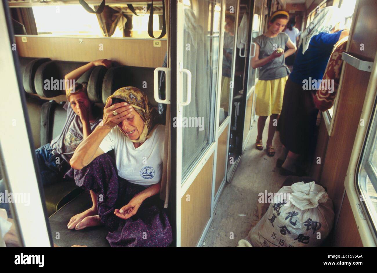 War in the ex Yugoslavia, train of Bosnian refugees escaping from ethnic cleansing of Serbs blocked in Croatia (July 1992) Stock Photo
