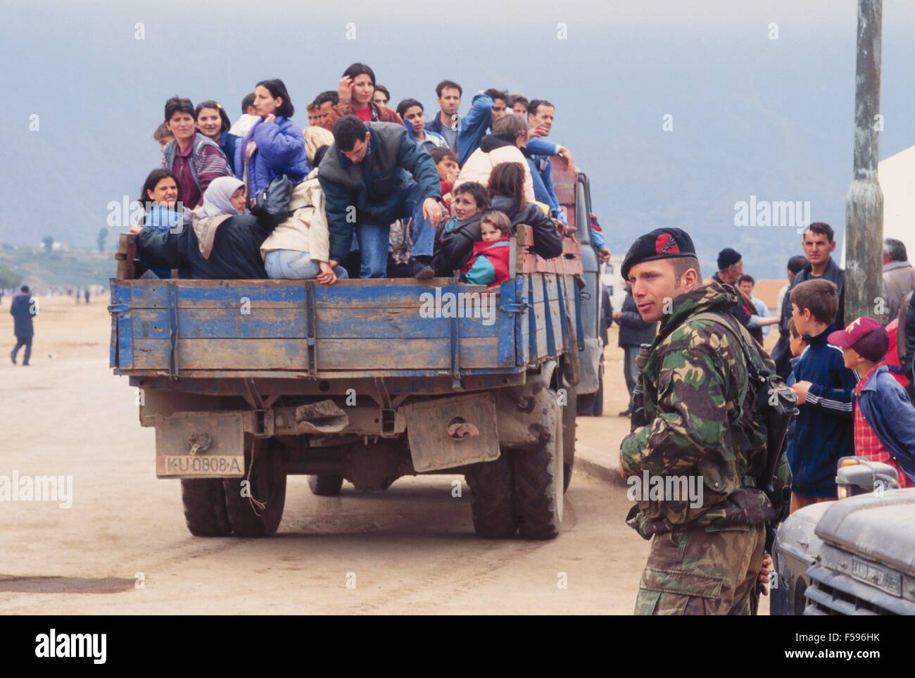 war in ex Yugoslavia, fugitive from Kosovo comes transported by the